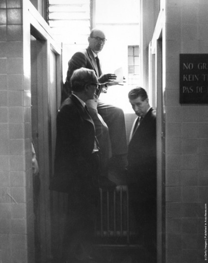 Scotland Yard detectives inside the Gents at the National Gallery, 1961.