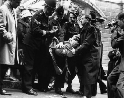 The police struggling with Lucky Gordon 1st April 1963