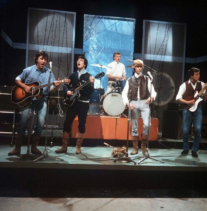 Davie Jones and the King Bees performing in 1964