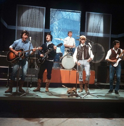 Davie Jones and the King Bees performing in 1964