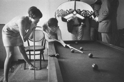 girls-in-pub-playing-pool-1966