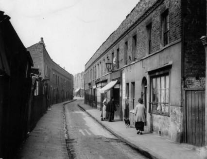 Limehouse Causeway in 1924