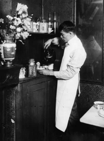 pouring-tea-in-chinatown